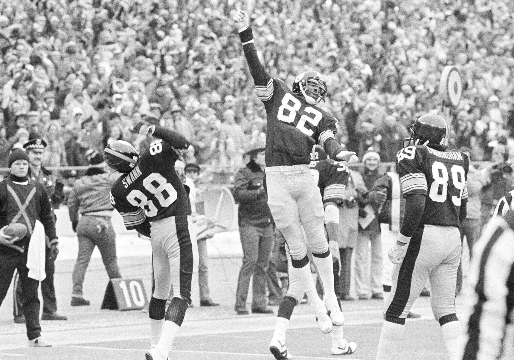 1980: Pittsburgh Steelers advance to their fourth Super Bowl appearance since 1974